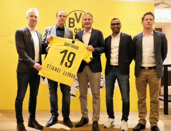 From Left to Right: Benedikt Scholz, Head of International Commercial & New Business of Borussia Dortmund, Roland Hoehn, Managing Director of Stiebel Eltron Asia, Hans- Joachim Watzke, Managing Director of Borussia Dortmund, Suresh Letchmanan, Managing Director of Borussia Dortmund Asia Pacific and Kai Brusdeylins, Head of Product Management of Stiebel Eltron Asia.